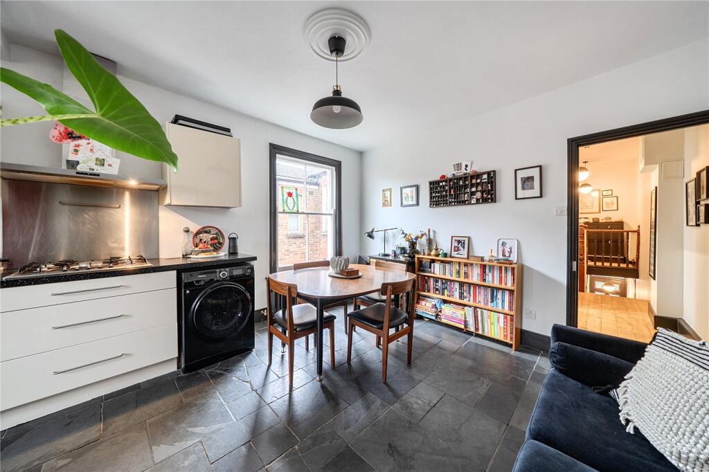 Apartment in London - More