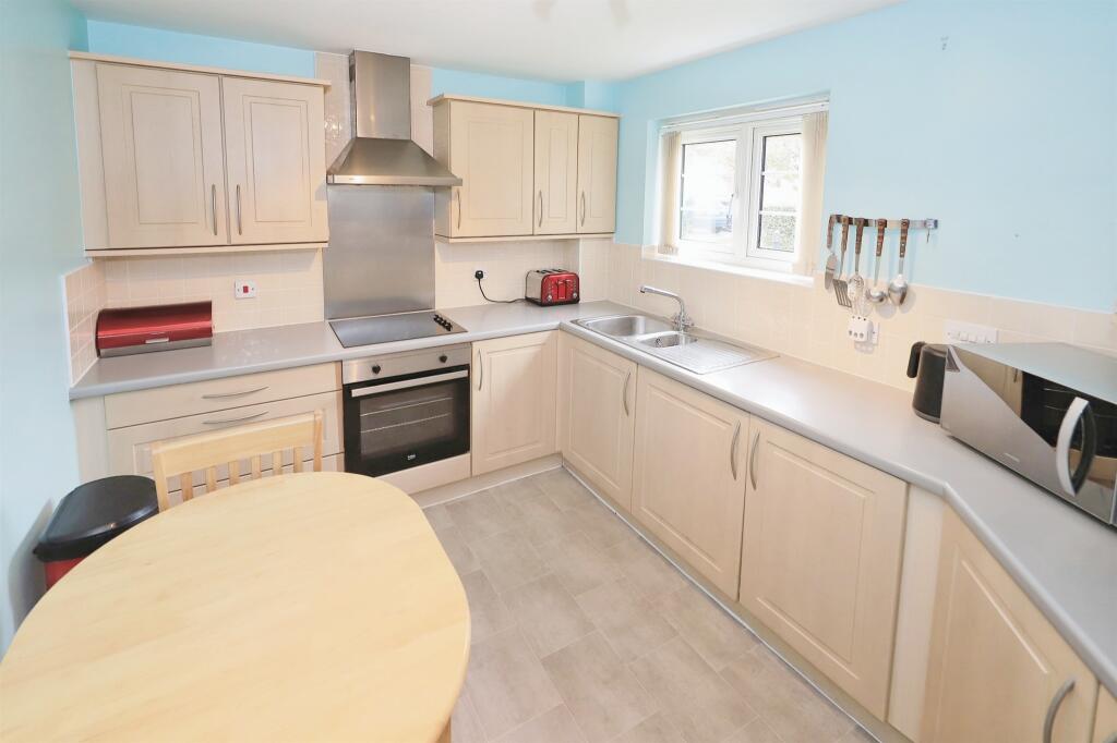 Apartment in Wolverhampton, Perry Hall - View 4