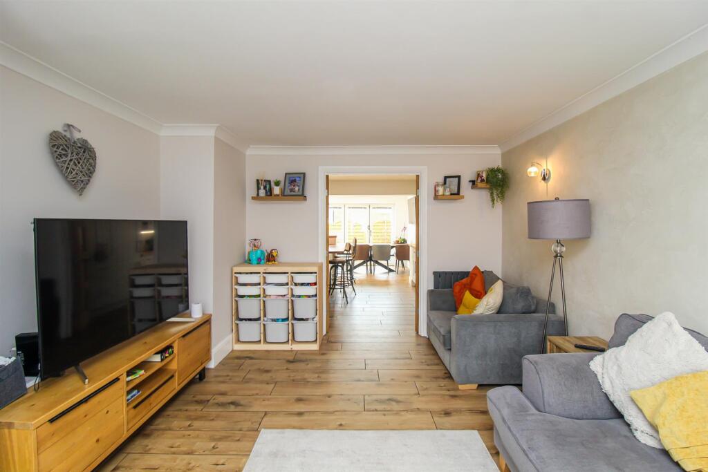 House in Wakefield, Lupset - More