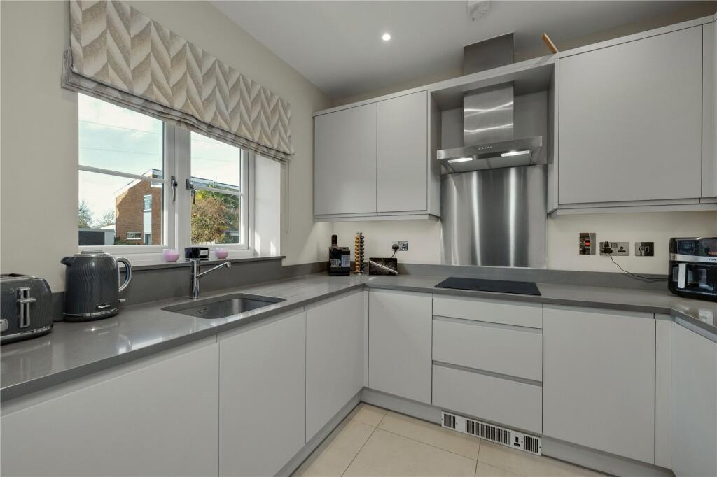 Old Halliford Place, Shepperton, Surrey, TW17 photo 4