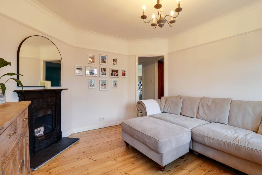 Speer Road, Thames Ditton, KT7 photo 3