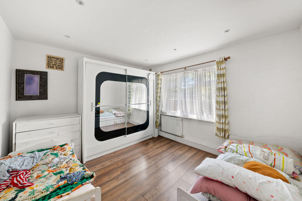 Apartment in Southall - More