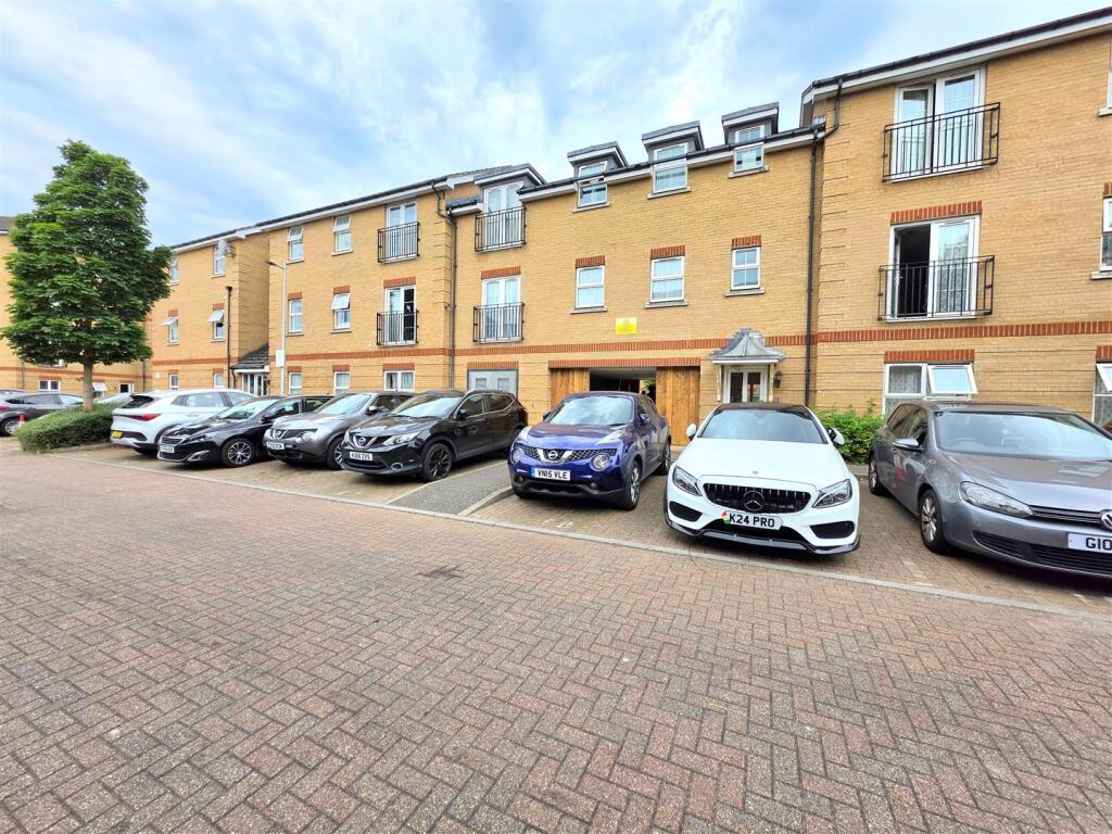 2-bed flat on Piper Way, Ilford, £250,000