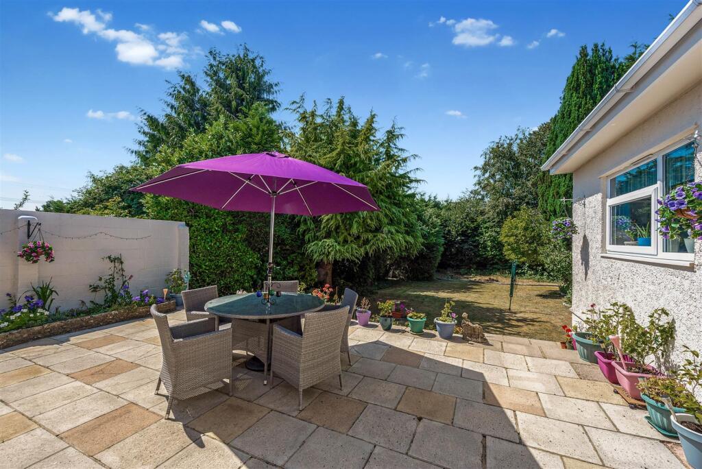 First Avenue, Clanfield - View 2