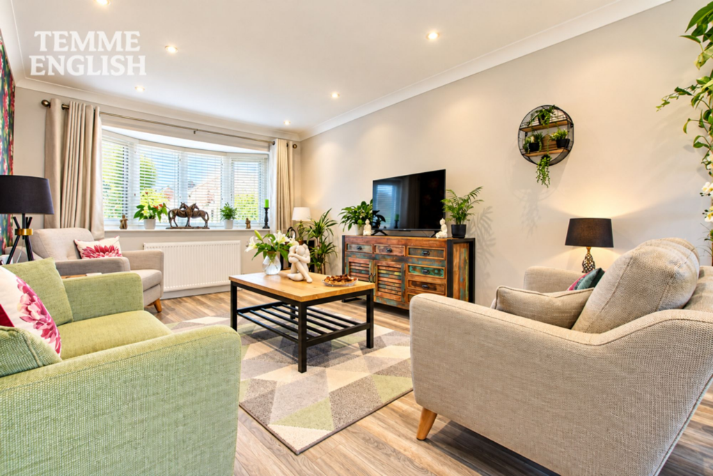 House in Basildon, Laindon - More