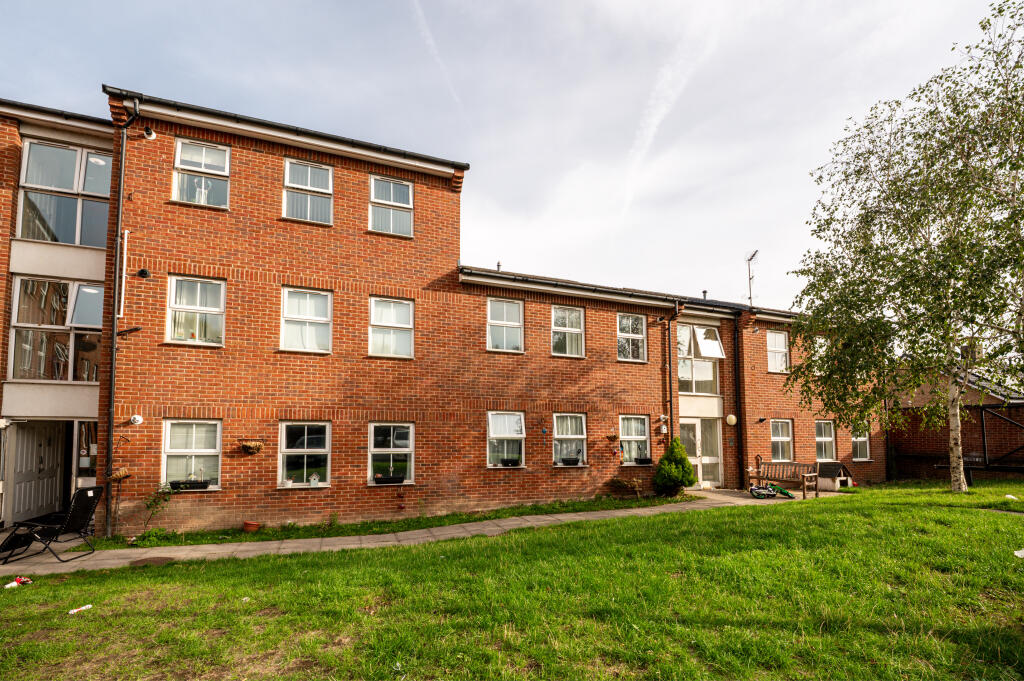 Apartment in Birmingham, Buckland End - View 2