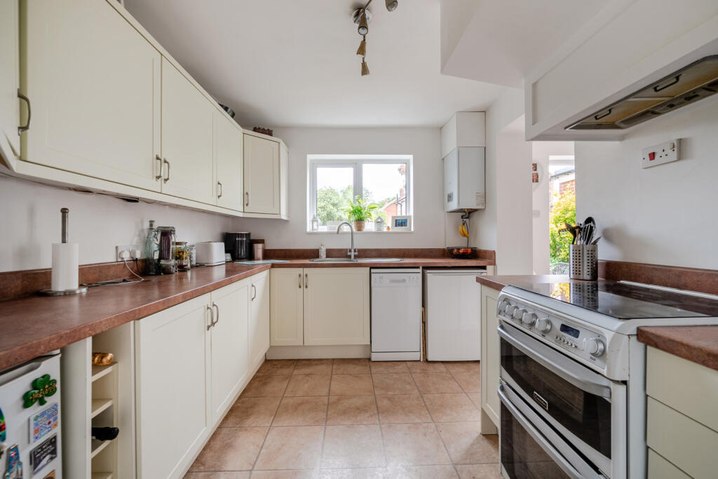 House in Kingston upon Thames - More