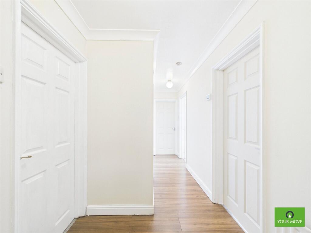 Apartment in London, Collier Row - View 2