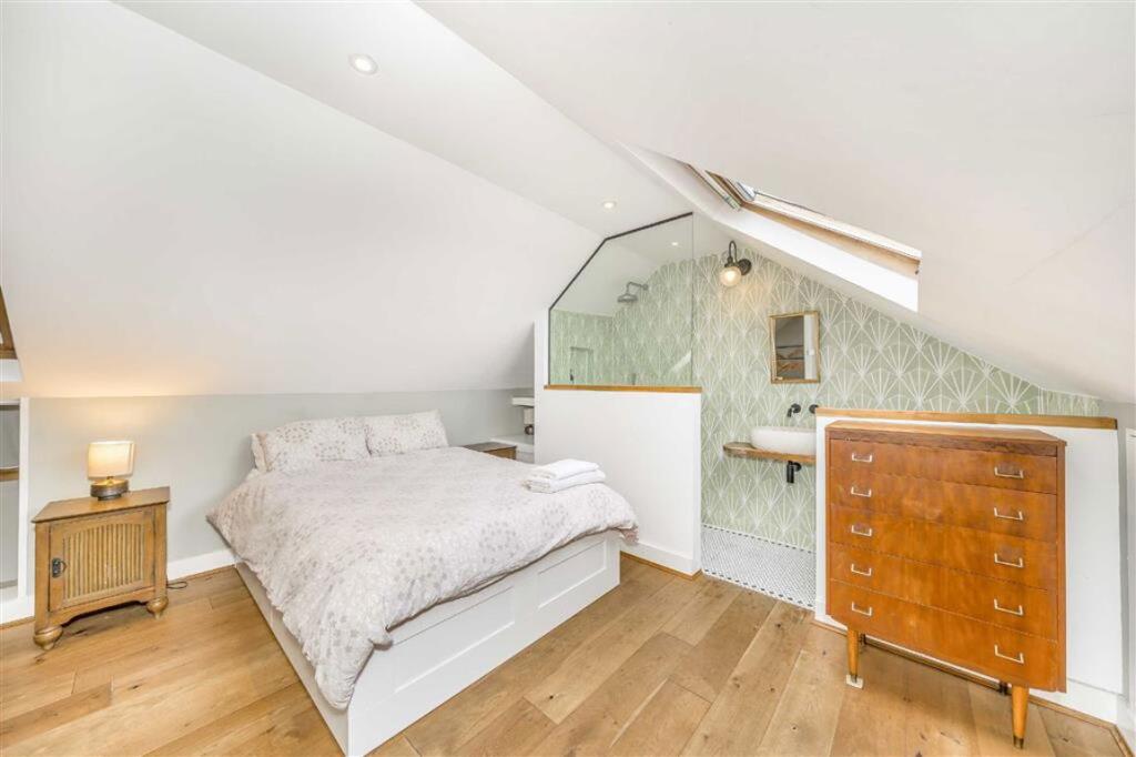 Apartment in London, Blenheim Gardens Estate, Streatham Hill - More