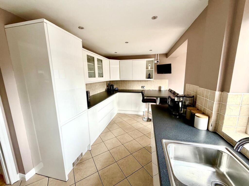 Huntingfield Way, Egham, Surrey, TW20 photo 4