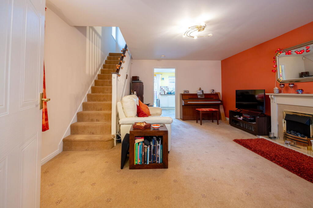 Charnley Close, Sale, M33 7LP photo 4