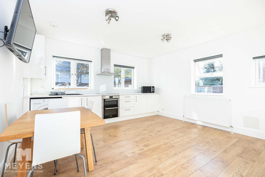 Apartment in Bournemouth, Boscombe - View 3