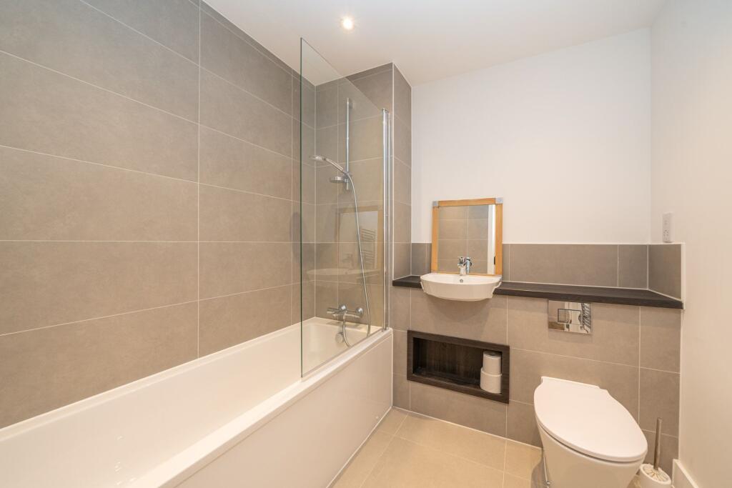 Apartment in Dacorum, Hertfordshire - More