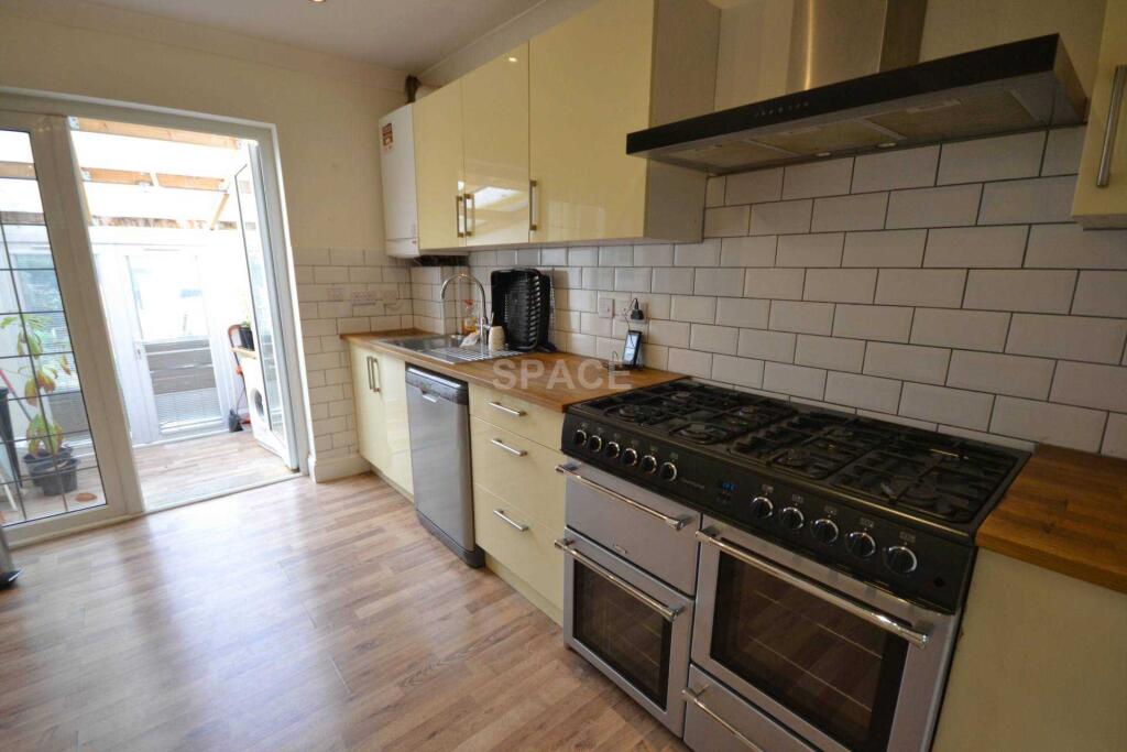 Main image of property: Wykeham Road, Reading, RG6 1NR