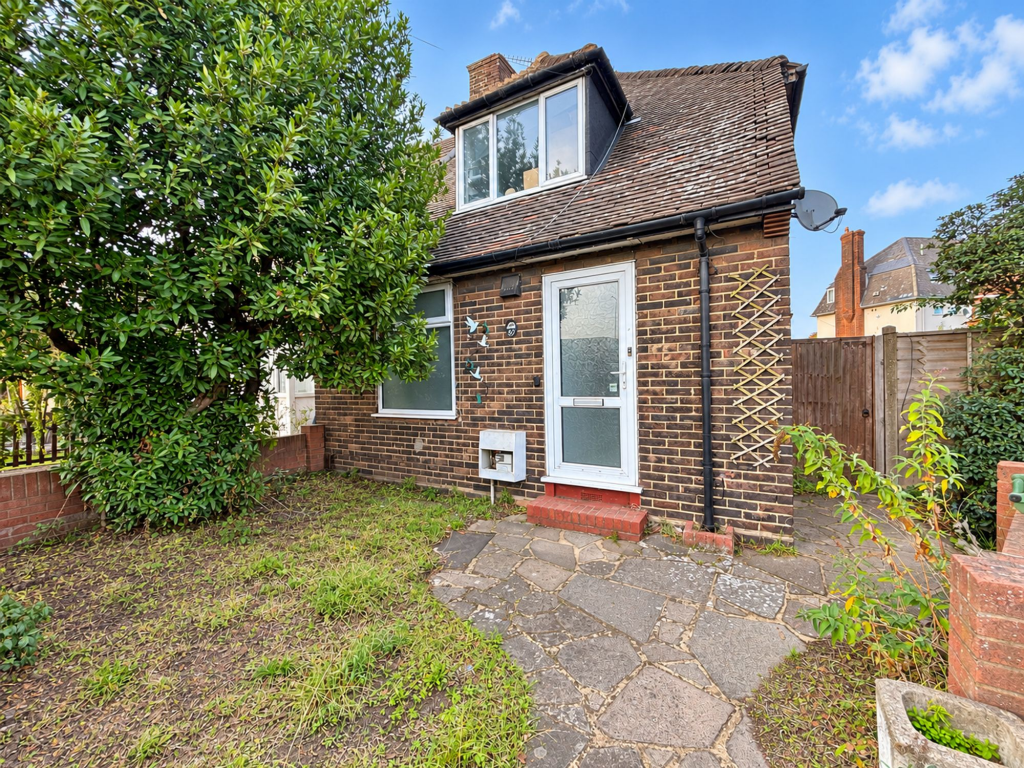 2 bedroom semi-detached house for sale in Ripple Road, Dagenham, RM9