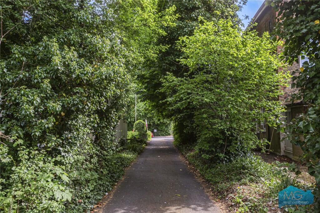 Torrington Close, North Finchley, London, N12 photo 3
