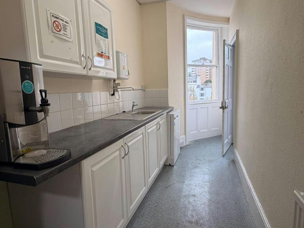 Kitchen 1.jpeg