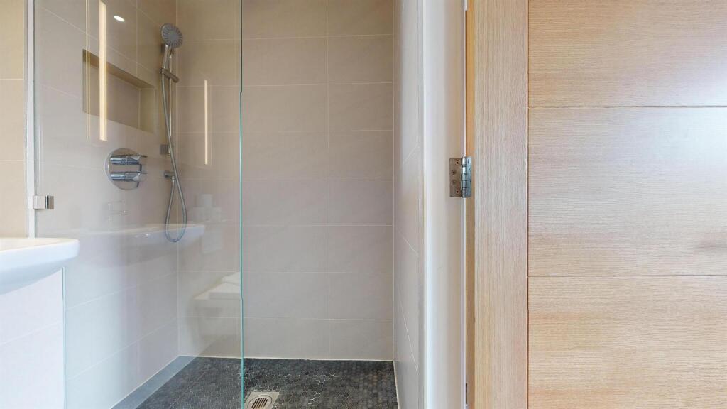 Main image of property: 80 Back Church Lane, Twyne House Apartments, London