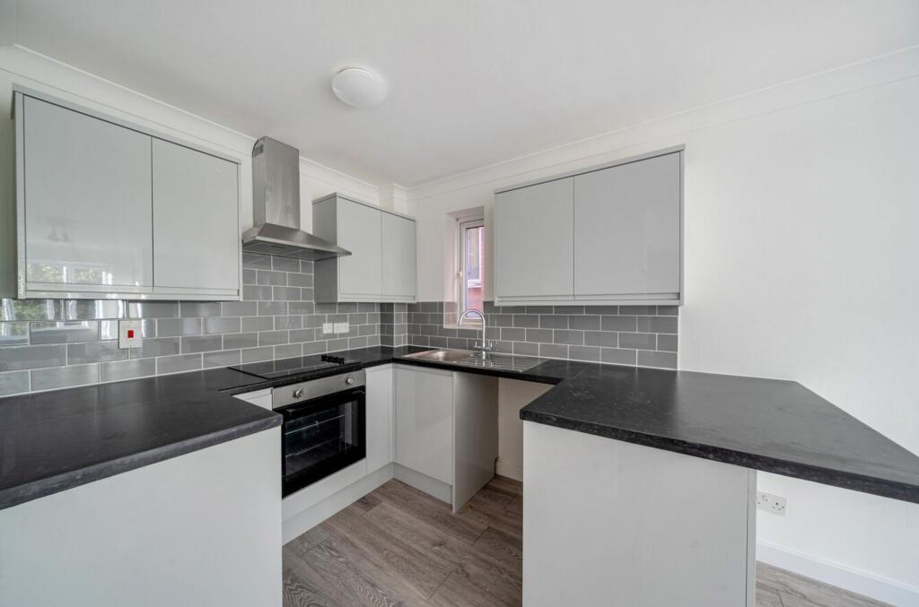 1-bed flat on Park Road, Braeburn Court, EN4, £275,000