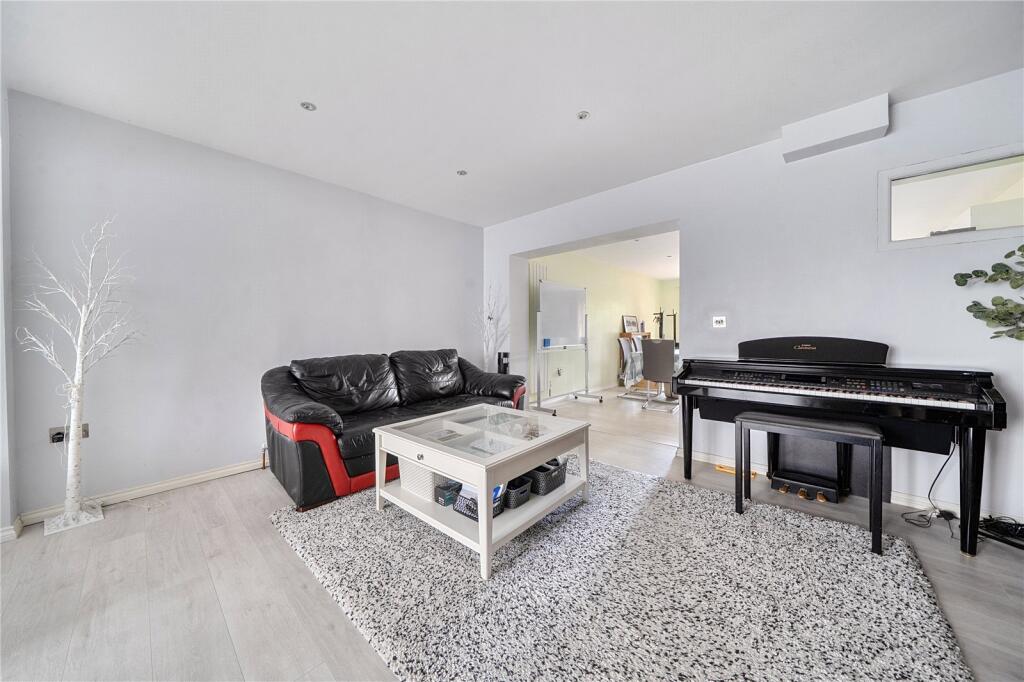 Woodhouse Close, Perivale, Greenford - View 4