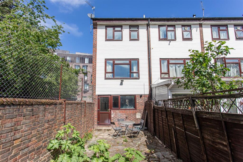 Canal Close, Stepney Green, E1 - View 5