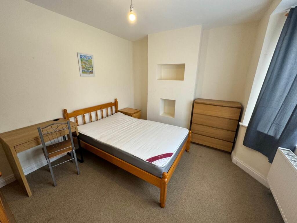 6 bedroom semi-detached house for rent