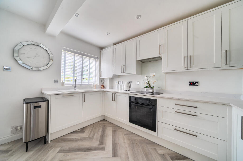 House in Sunbury-on-Thames, Sunbury Common, Kempton Park - View 4