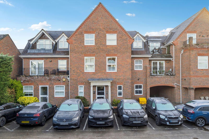 Main image of property: Farnham Common Village 2 bedroom 2 bathroom apartment £1450pcm Available 2nd February 