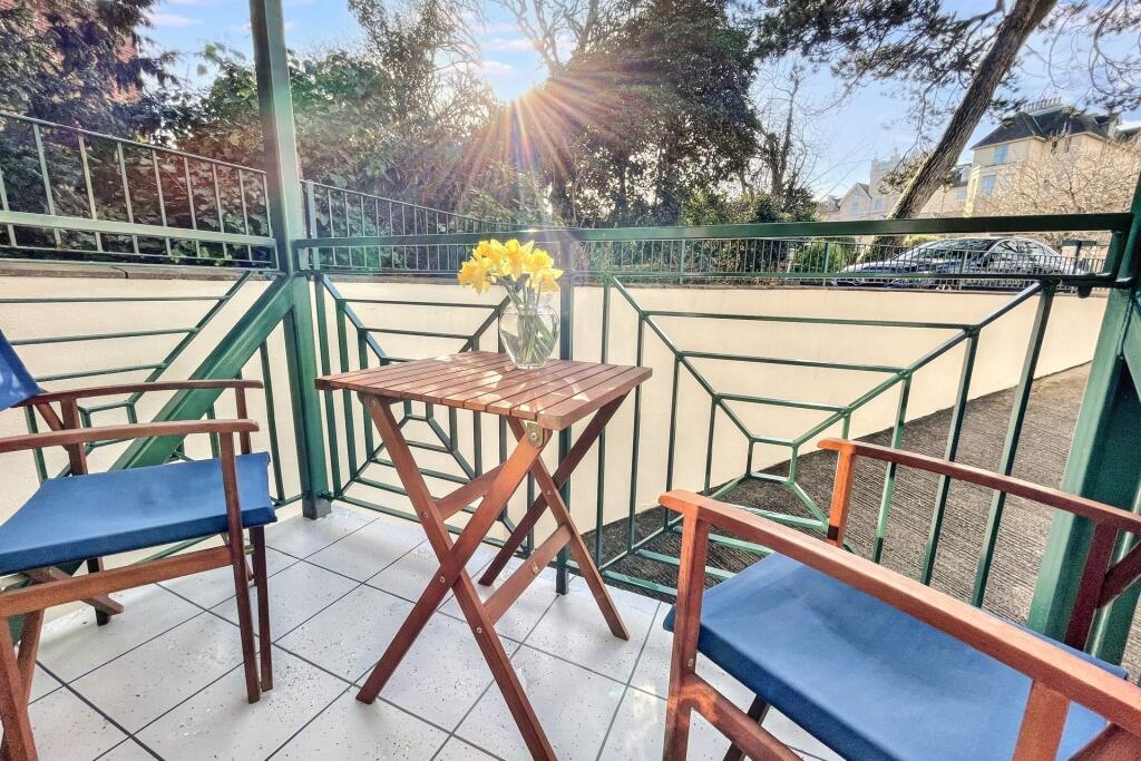 2-bed flat on Bournemouth, £265,000