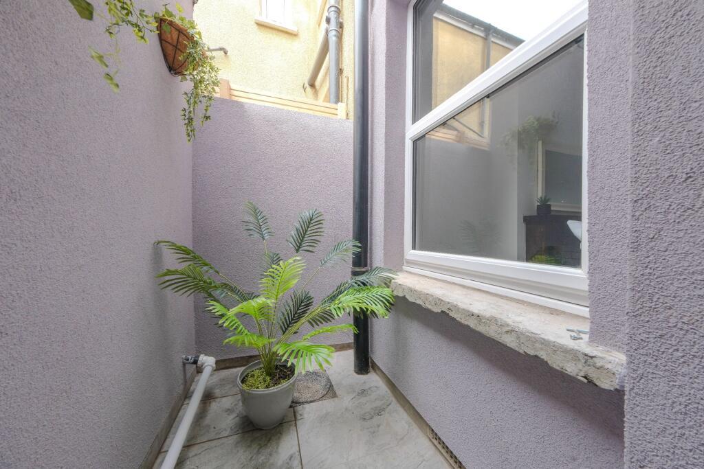 5 bedroom semi-detached house for rent