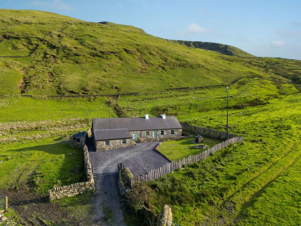 Main image of property: Yr Helfa, Llanberis, Caernarfon, Gwynedd, LL55 4UW