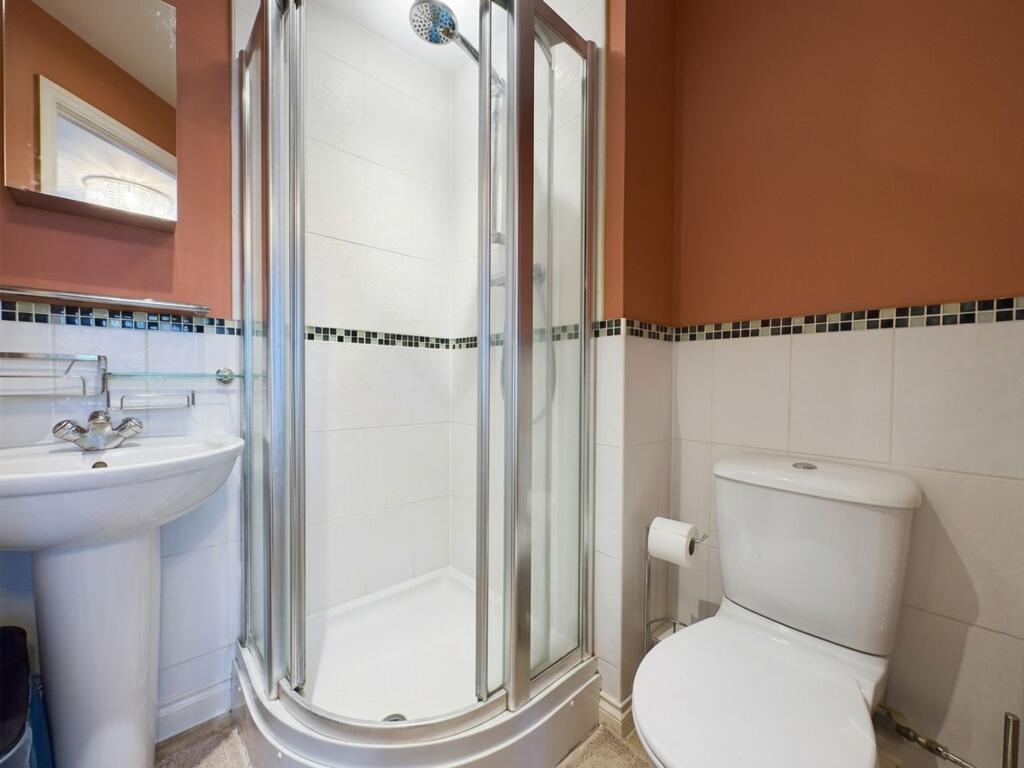 3 bedroom end of terrace house for rent