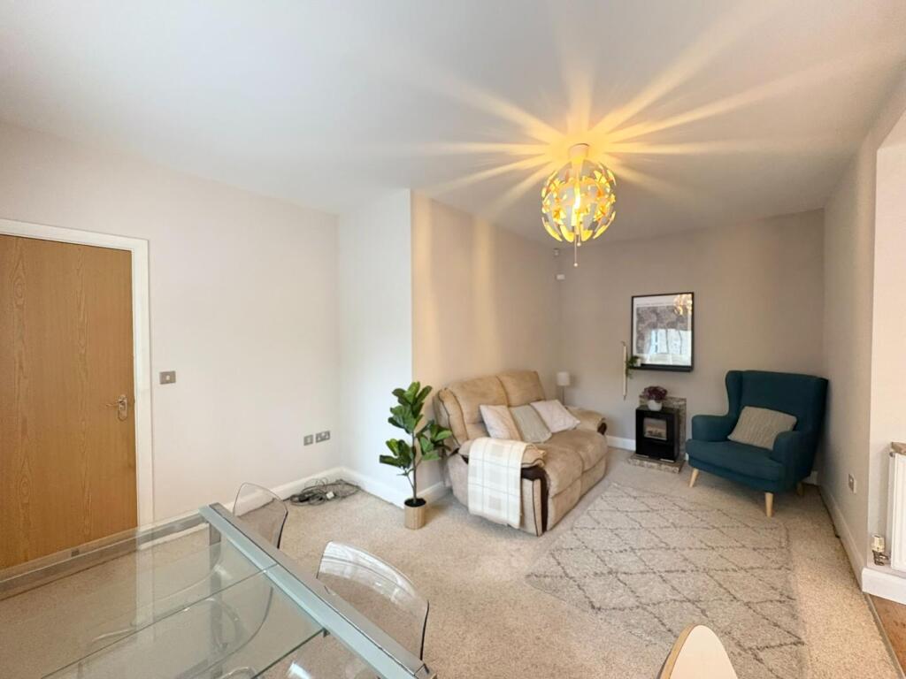 Apartment in Manchester, Whalley Range - View 3