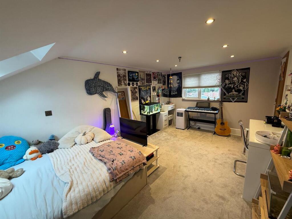 House in Dudley, West Midlands - More