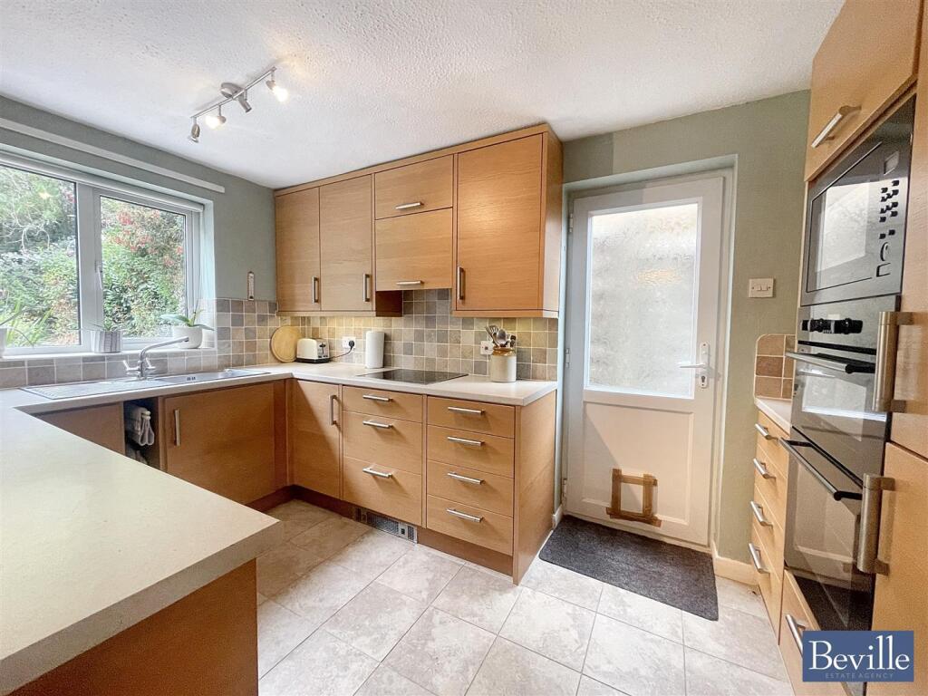 Churchill Crescent, Sonning Common photo 4