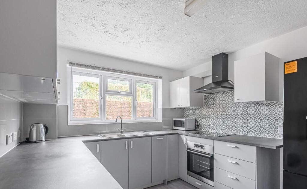 House in Guildford, Worplesdon - View 3