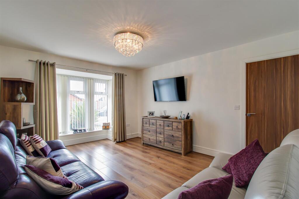 House in Wakefield, Outwood - More