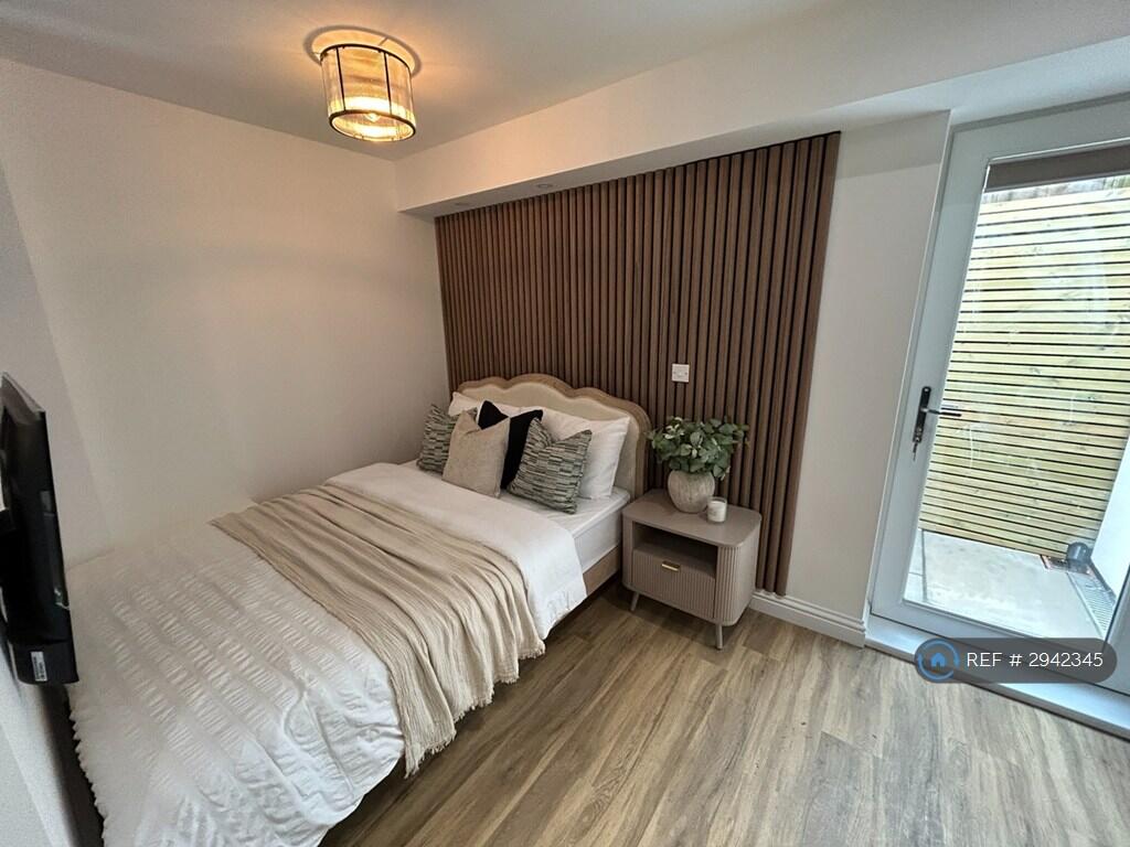 House in Rushden, North Northamptonshire - More
