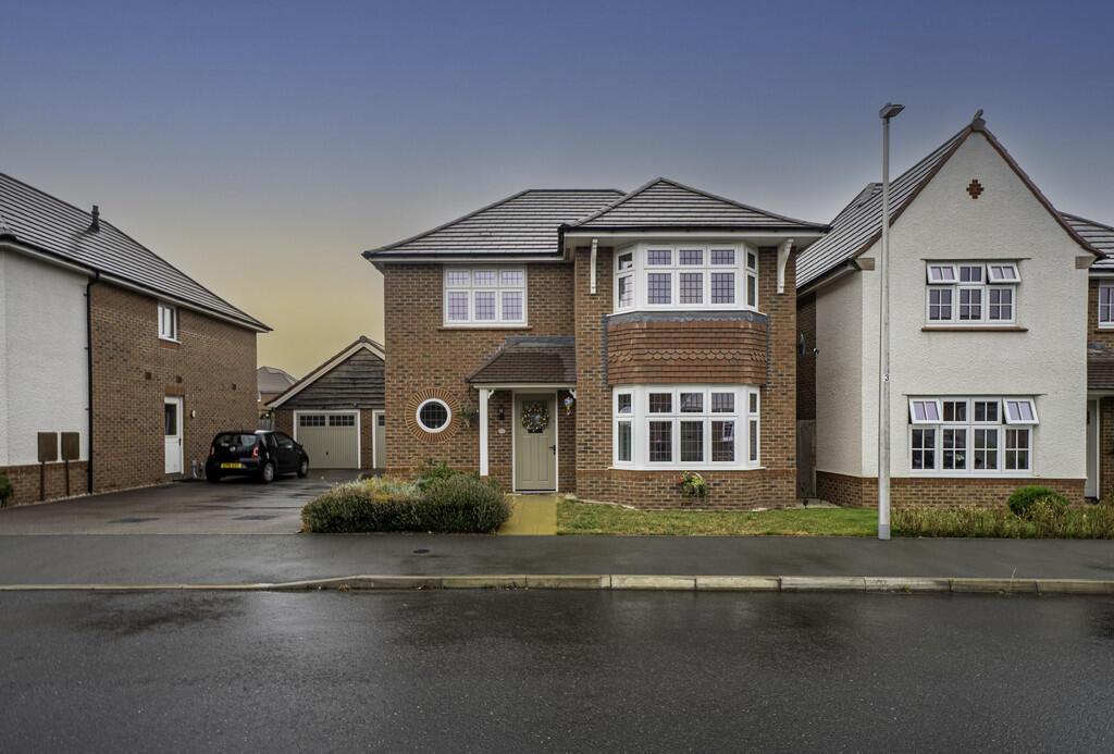 3-bed detached on Hadrian Way, Nuneaton, Warwickshire, £415,000