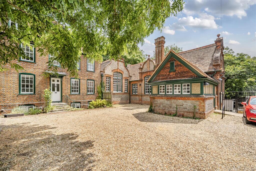 Main image of property: 41 High Street, Twyford, Reading, Berkshire, RG10