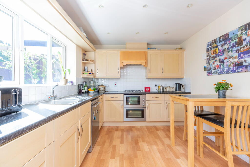 Bell Chase, Yeovil, BA20 2FE photo 4