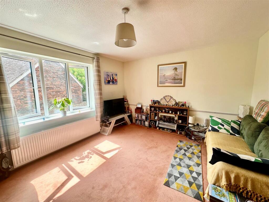 Crown Lane, Badshot Lea, Farnham photo 3