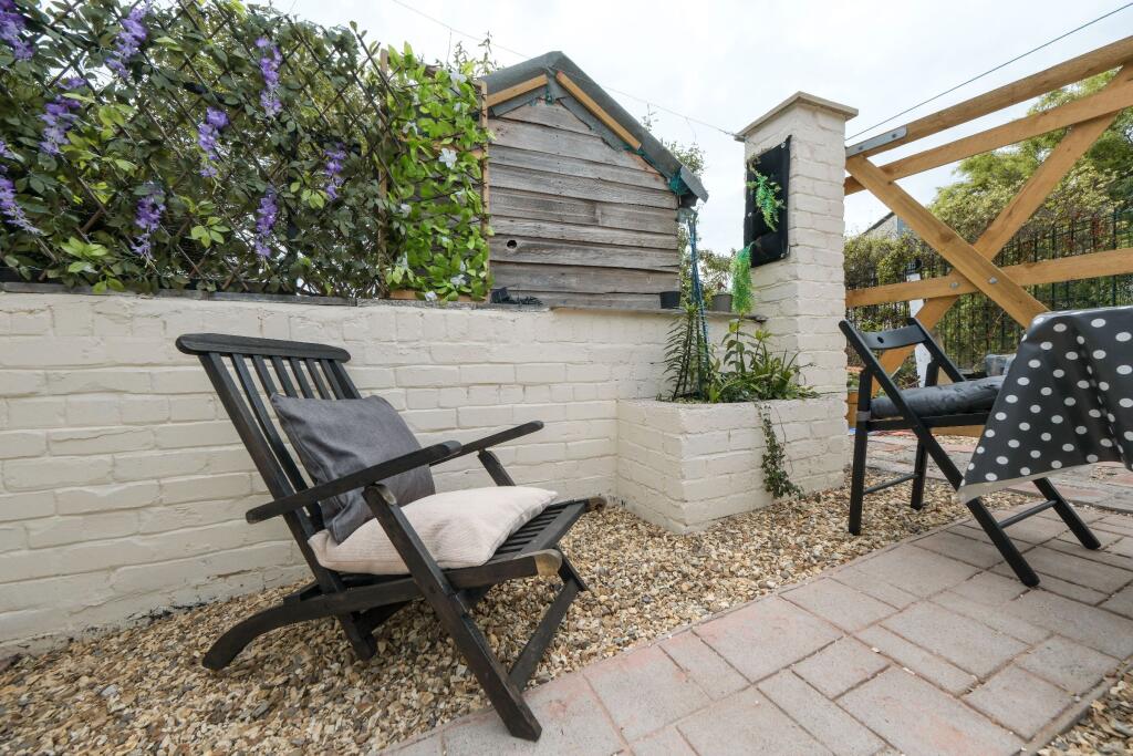 5 bedroom semi-detached house for rent