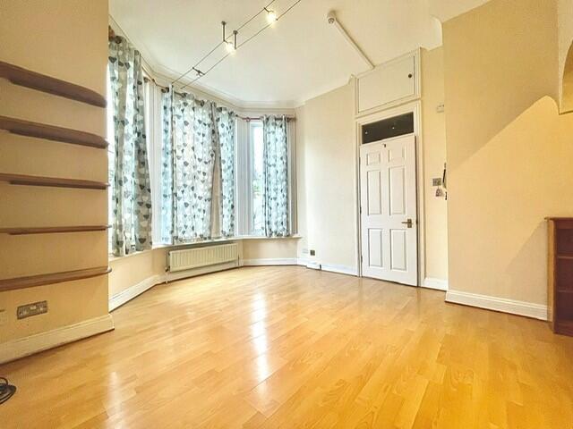 Apartment in Southampton - View 3
