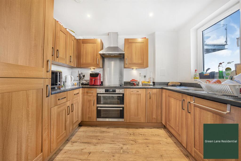 Apartment in Romford - View 3