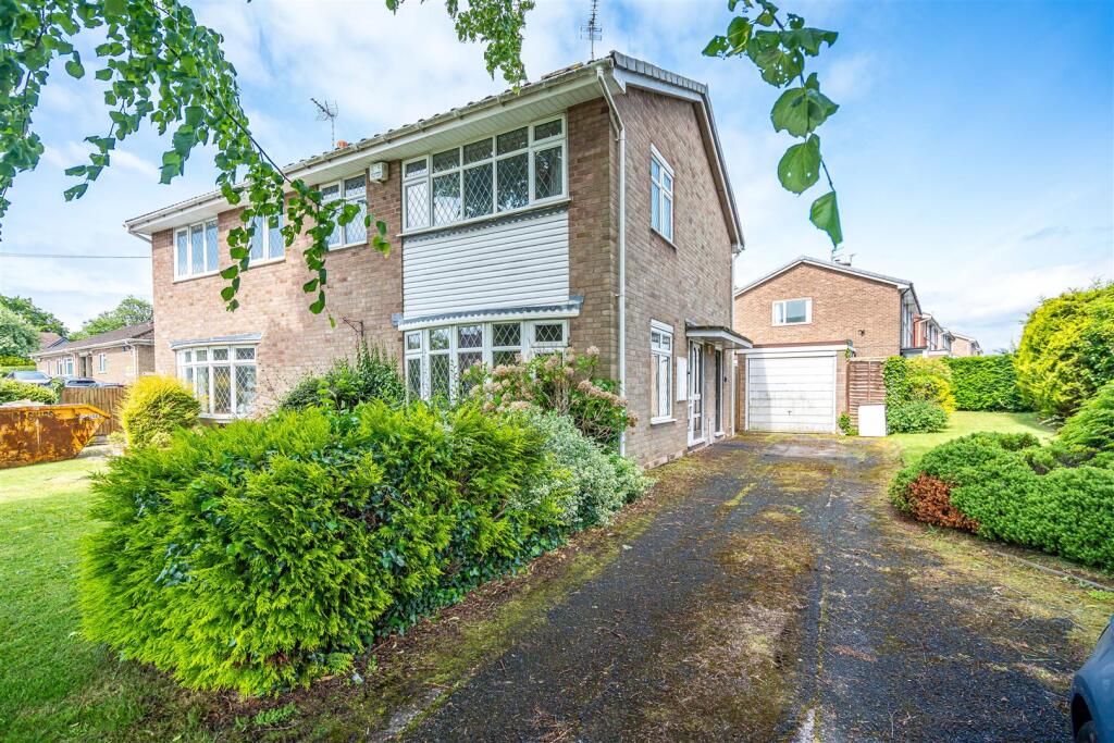 Main image of property: 7 Elliotts Lane, Codsall, Wolverhampton, WV8 1PH