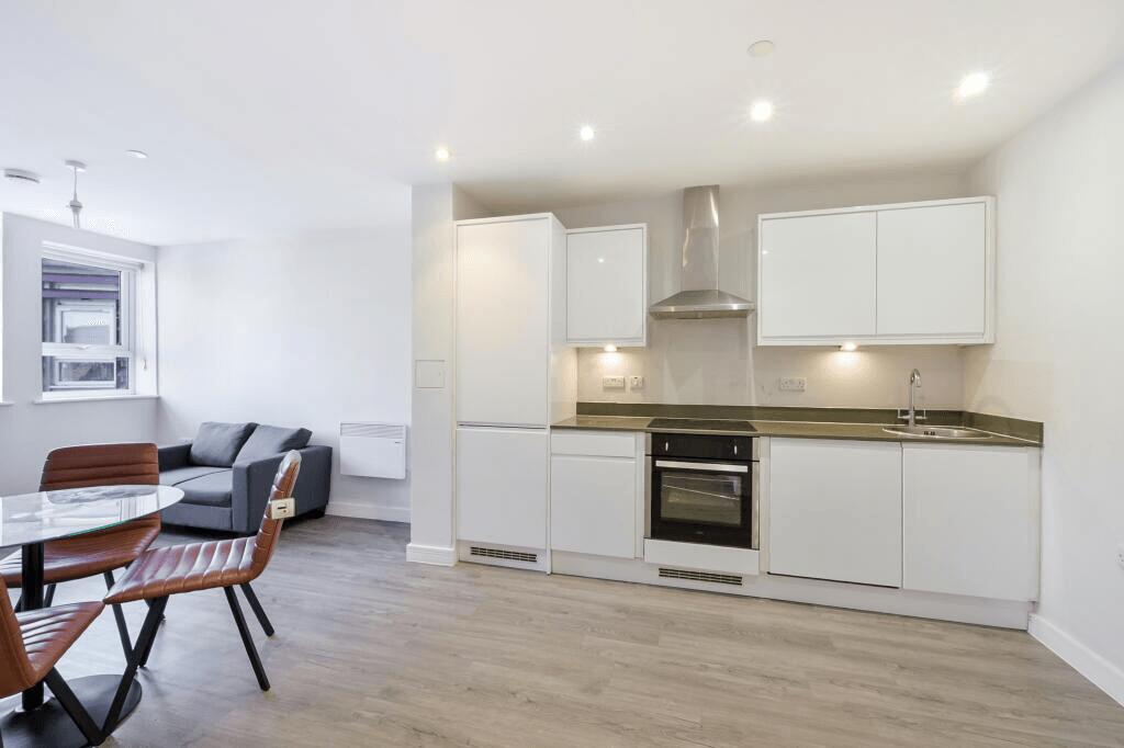 Apartment in London, Gants Hill - View 2