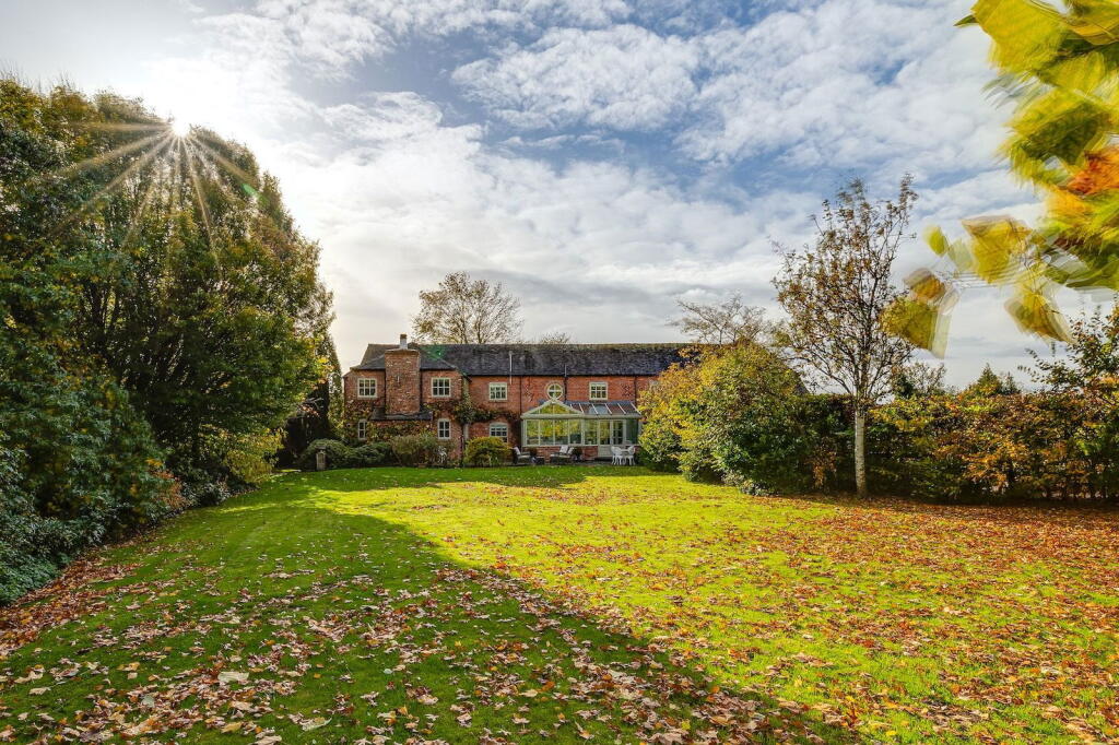 Main image of property: 3200 sq ft barn conversion in 1.5 acres