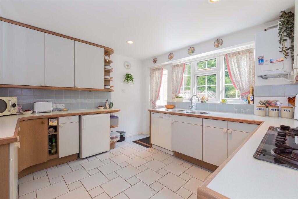 House in Maidenhead, Furze Platt - View 4