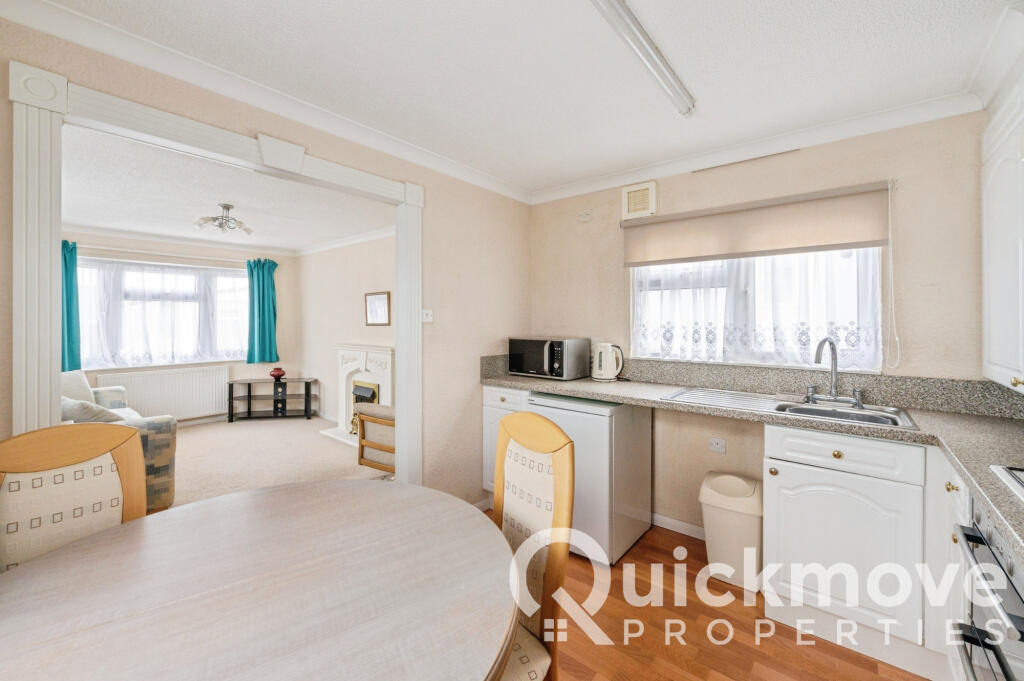 House in Basildon, Royale Dunton Court, Langdon Hills - More